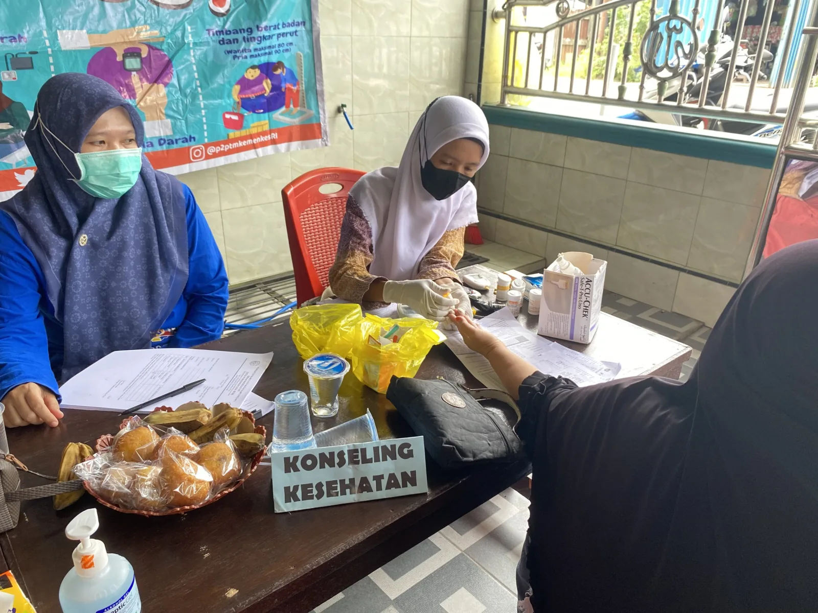 Warga Antusias Cek Kesehatan Untuk Hidup Sehat di Posbindu RT.01