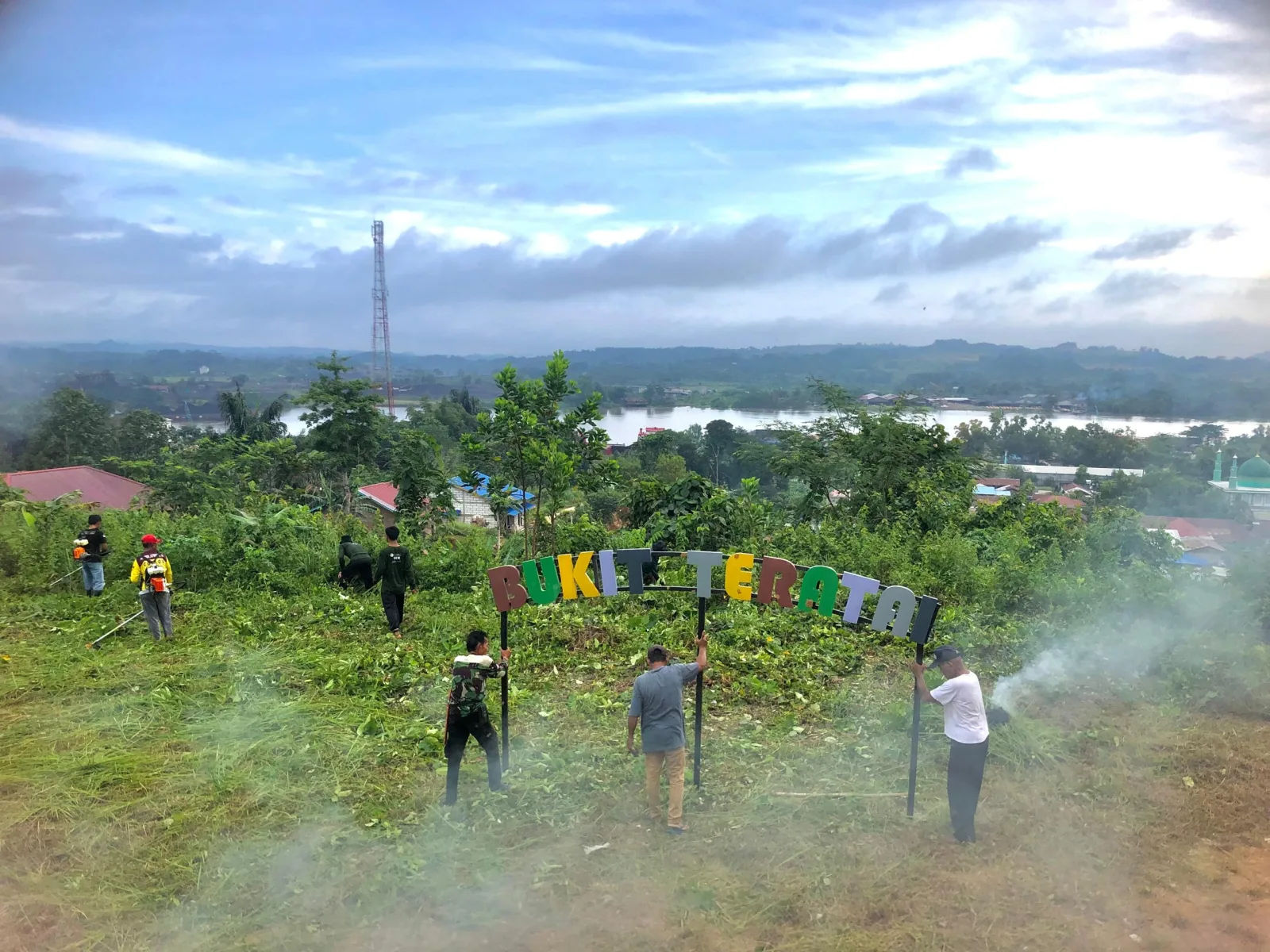 Gotong Royong di Bukit Teratai