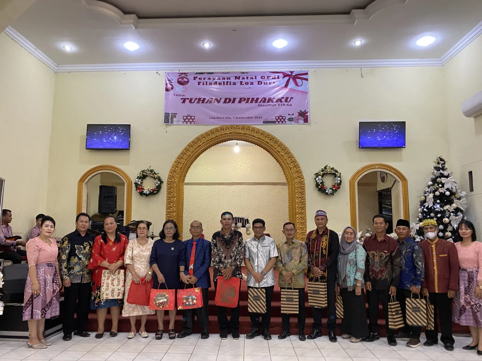 “Hangatnya Malam Natal GPdI Filadelfia: Wujud Toleransi & Kebersamaan di Loa Duri Ulu”