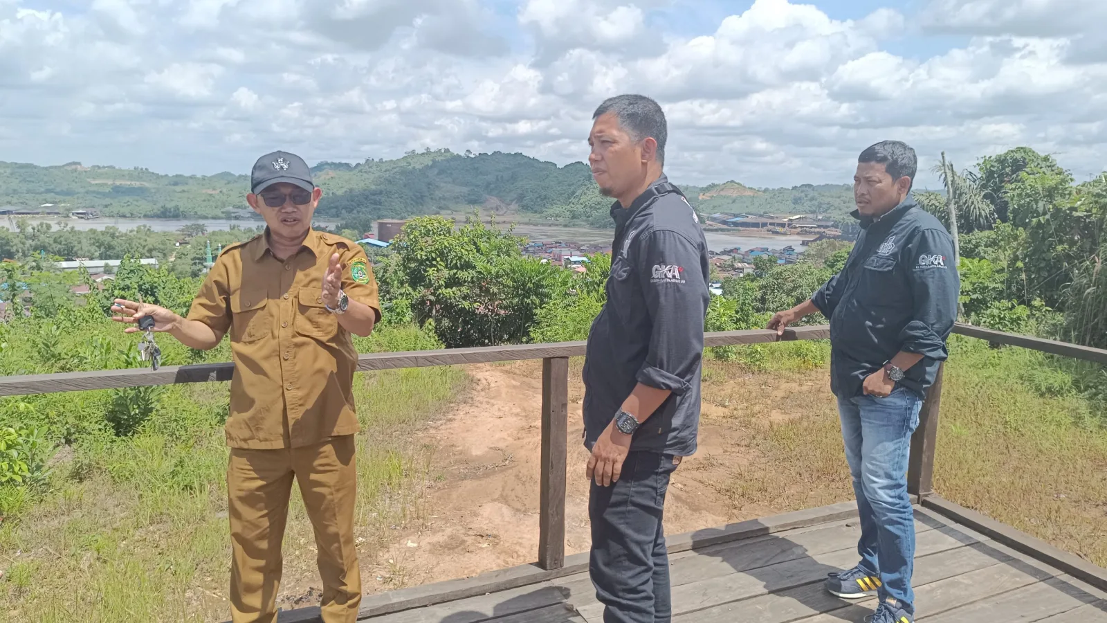 Konsultan Bersama Kepala Desa Persiapan Pembangunan Wisata Bukit Teratai