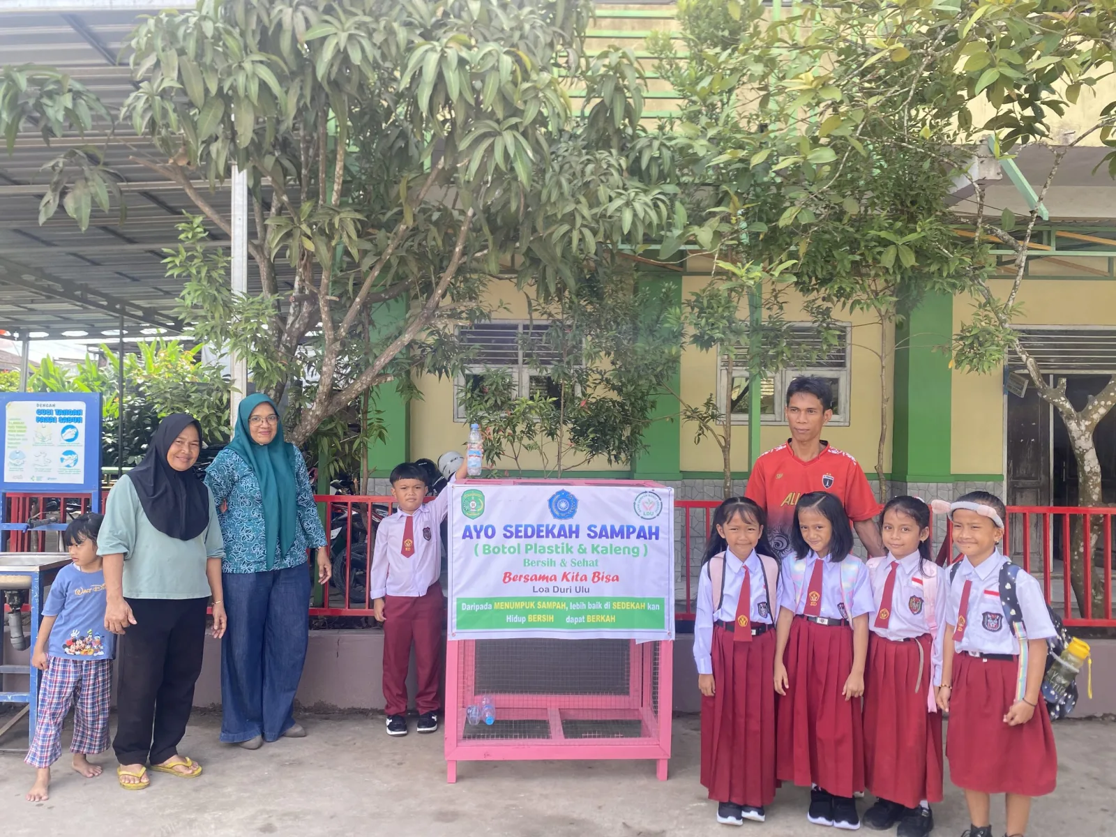 PKK Desa Loa Duri Ulu dan Bank Sampah Bukit Teratai Serahkan Tempat Sampah ke SD 006 dan MTS Al-Istiqomah