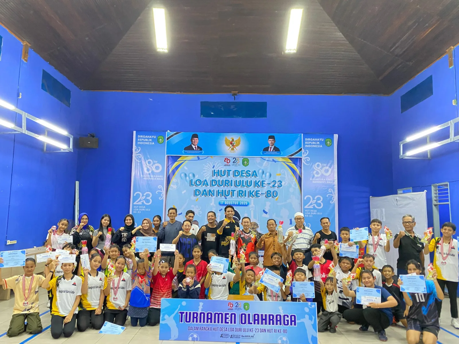 "Semangat Berkobar di Malam Pembukaan: Turnamen Bulutangkis Dewasa Resmi Dibuka, Anak-anak Raih Penghargaan"