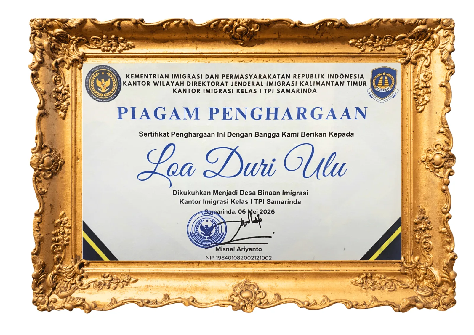 Piagam Penghargaan untuk Desa Loa Duri Ulu sebagai Desa Binaan Imigrasi