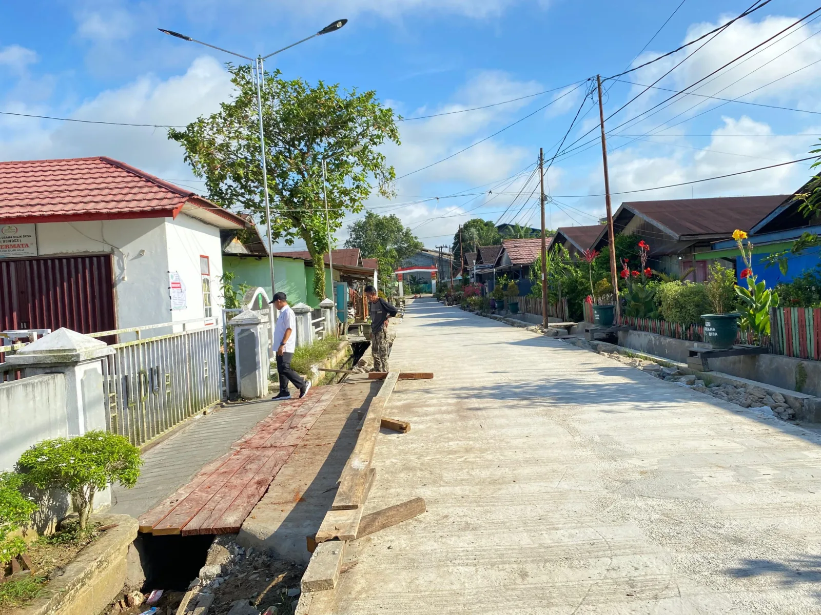 Peninjauan Peningkatan Jalan Perjuangan 1 RT. 05 oleh Kepala Desa Loa Duri Ulu