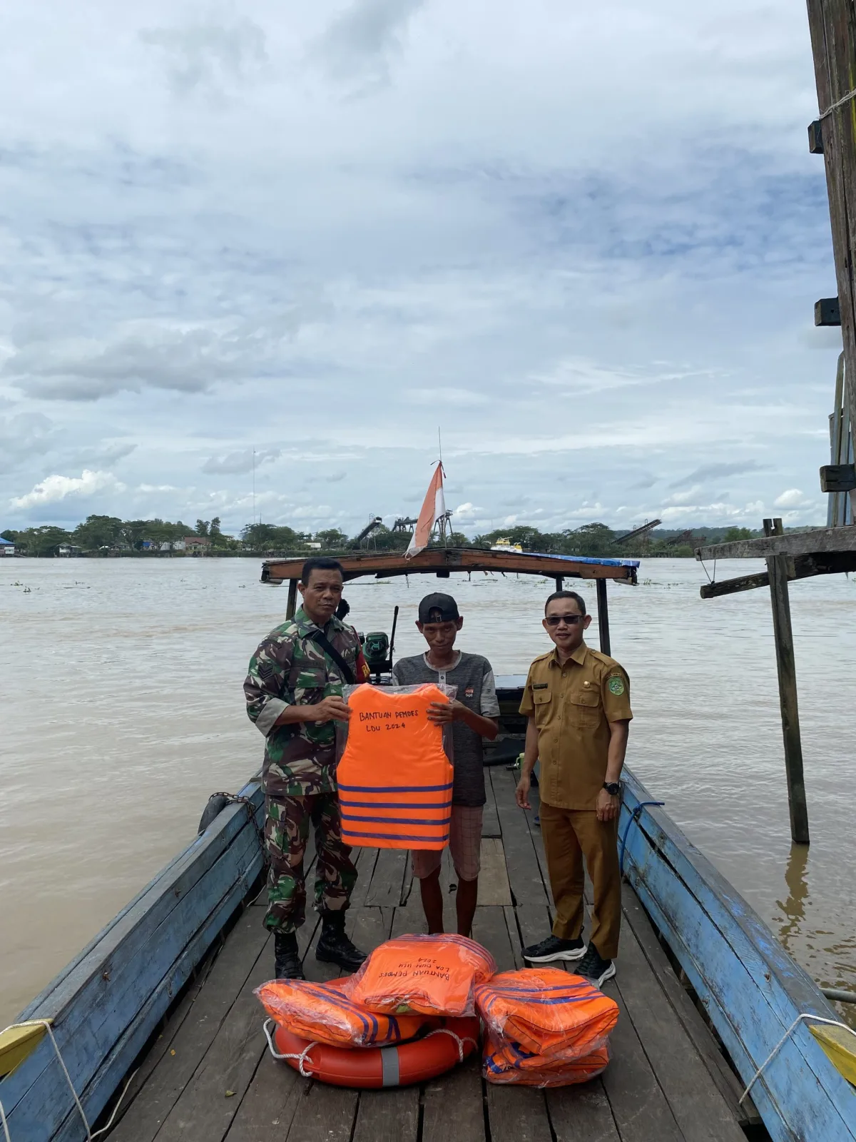 Penyaluran Bantuan Pelampung untuk Kapal Ces Desa Loa Duri Ulu