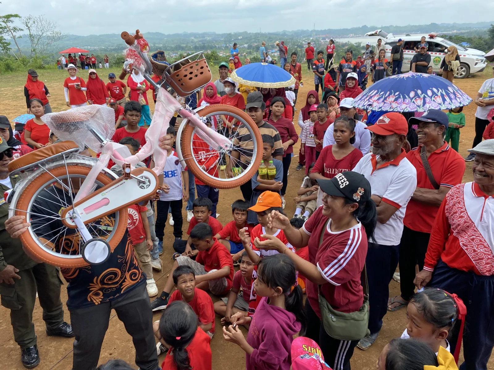Jalan Santai & Senam Aerobik Meriahkan Desa Loa Duri Ulu, Hadiah Utama Bikin Warga Antusias!