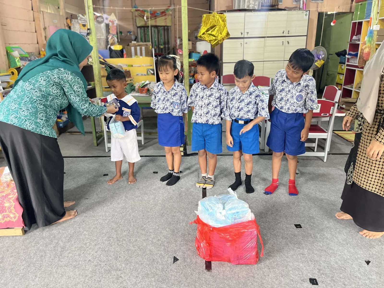 Perhatian Gizi Anak Terus Berlanjut, TK–PAUD Loa Duri Ulu Terima Susu dan Telur