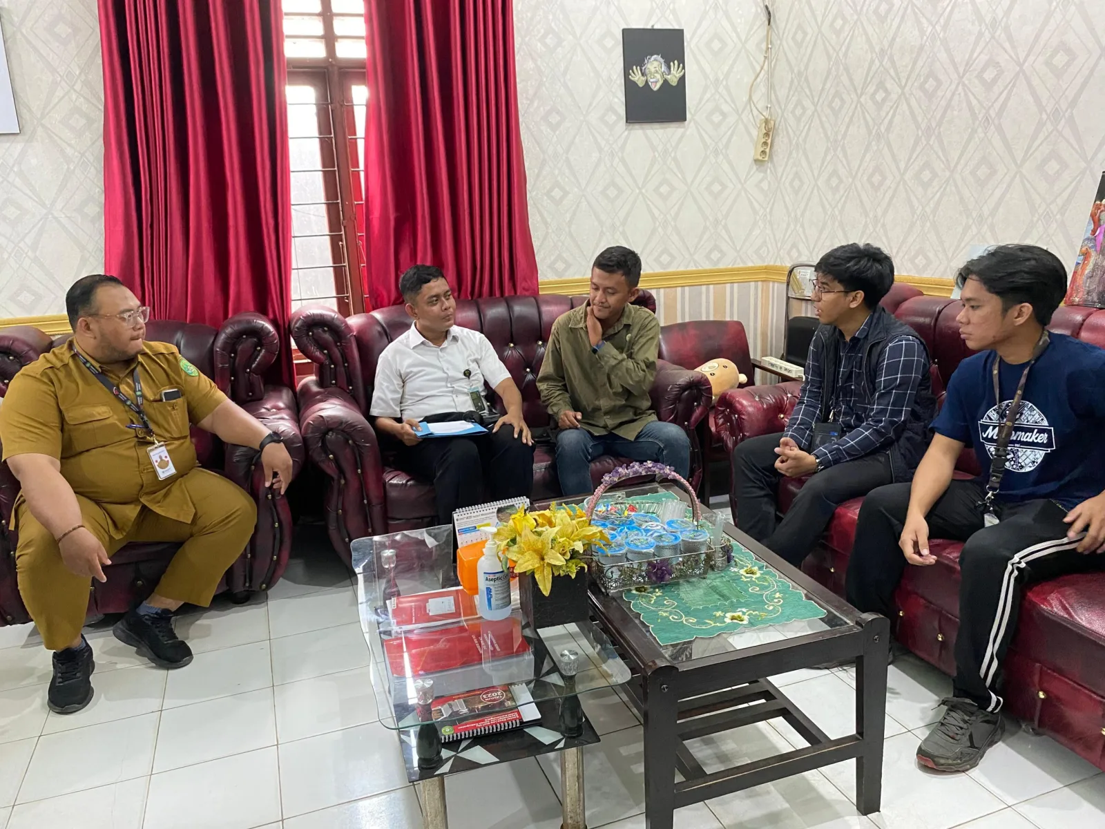 Tim IKN bersama Sekretaris Desa Validasi Batas yang Masuk dalam IKN
