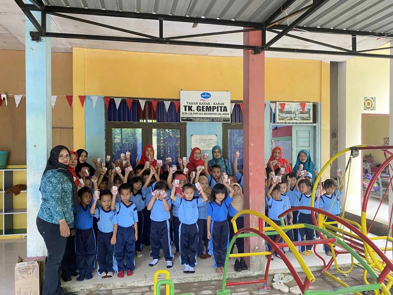 Pembagian SUSU UHT Gratis bersama PKK Desa