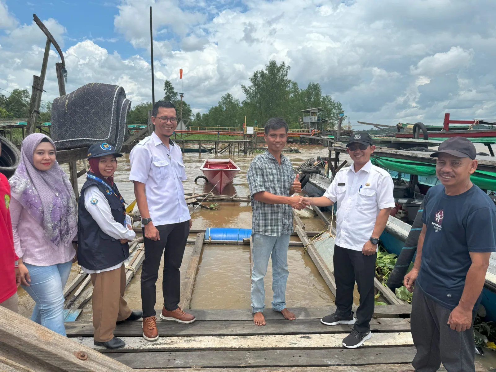 Penyerahan Bantuan Kapal dari Dinas Kelautan dan Perikanan Kabupaten Kutai Kartanegara kepada KUB Karya Nelayan di Desa Loa Duri Ulu