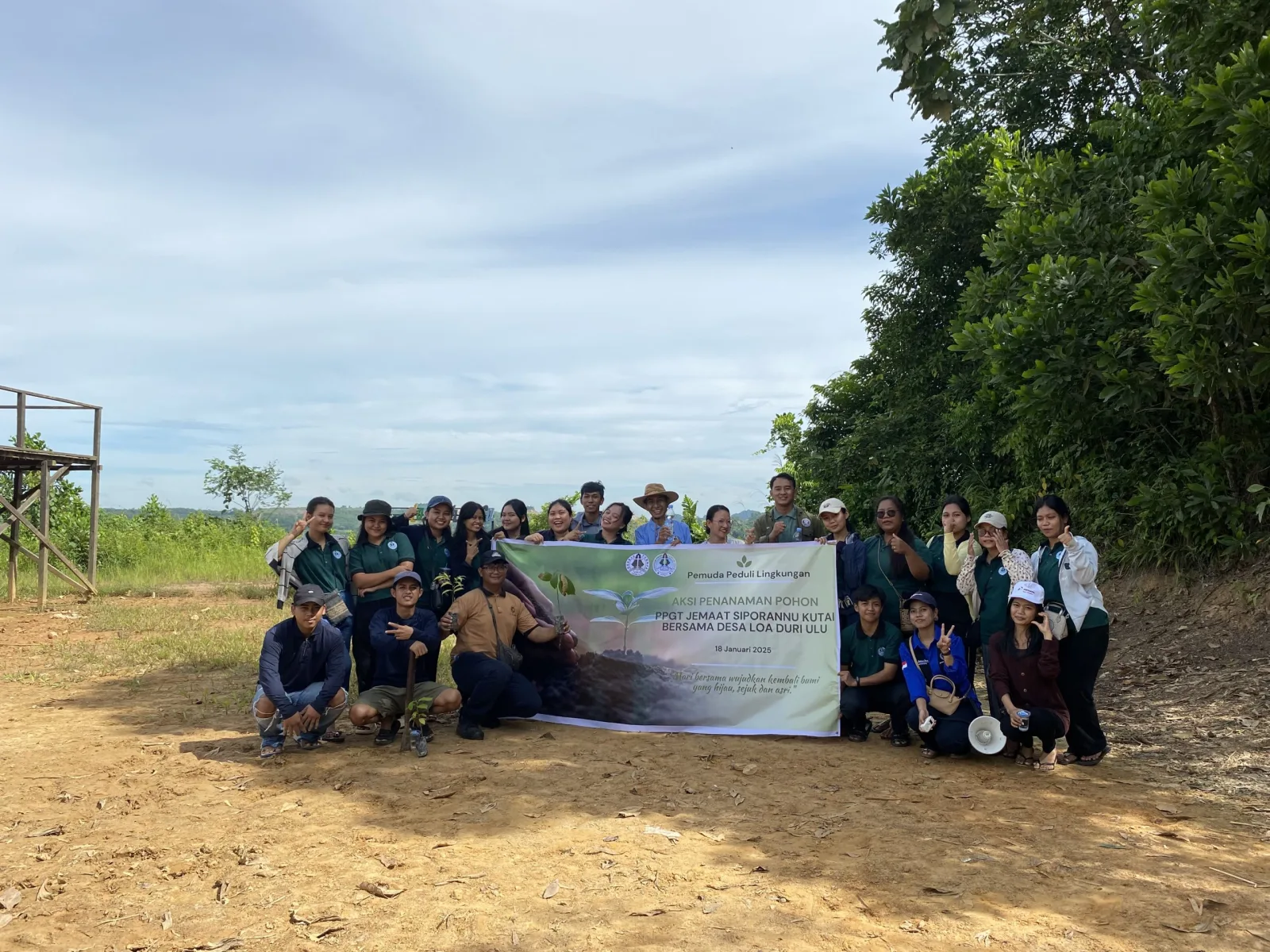 PPGT Jemaat SIPORANNU Kutai dan Pemerintah Desa Loa Duri Ulu Bergerak Tanam Pohon Hijaukan Lingkungan