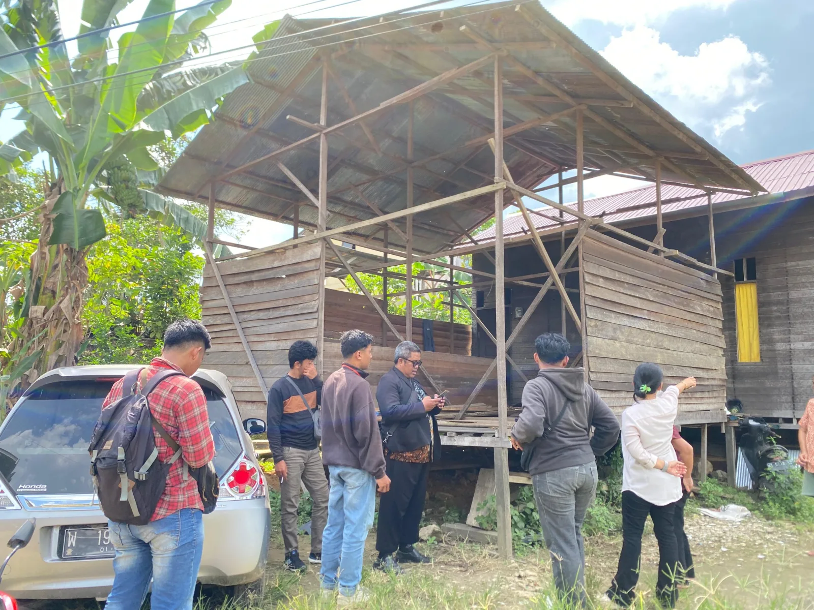 Survey Rumah Tidak Layak Huni (RTLH) di Desa Loa Duri Ulu oleh Pemerintah Desa dan Dinas Terkait