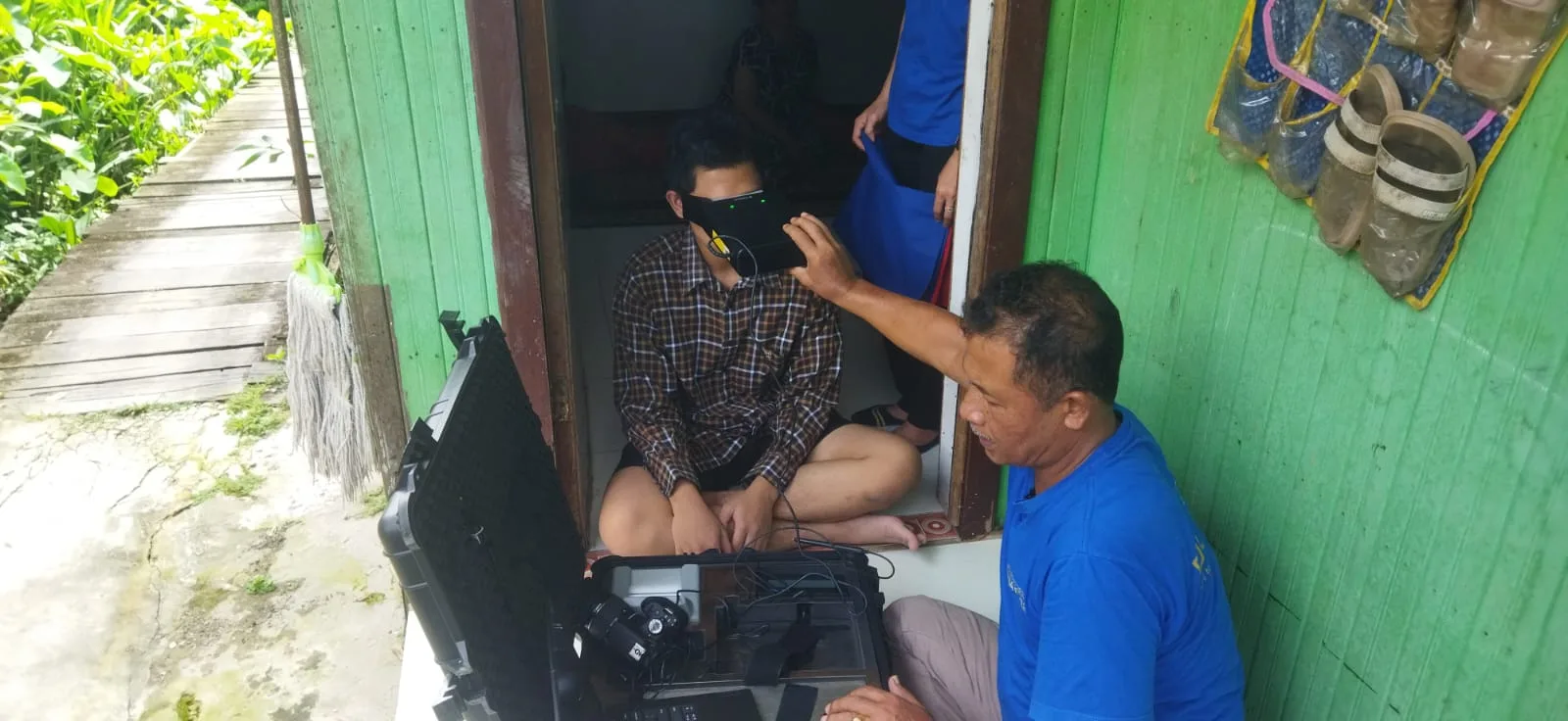 “Unik dan Inspiratif! Disdukcapil Layani Rekaman KTP Langsung ke Rumah Warga Difabel Loa Duri Ulu”