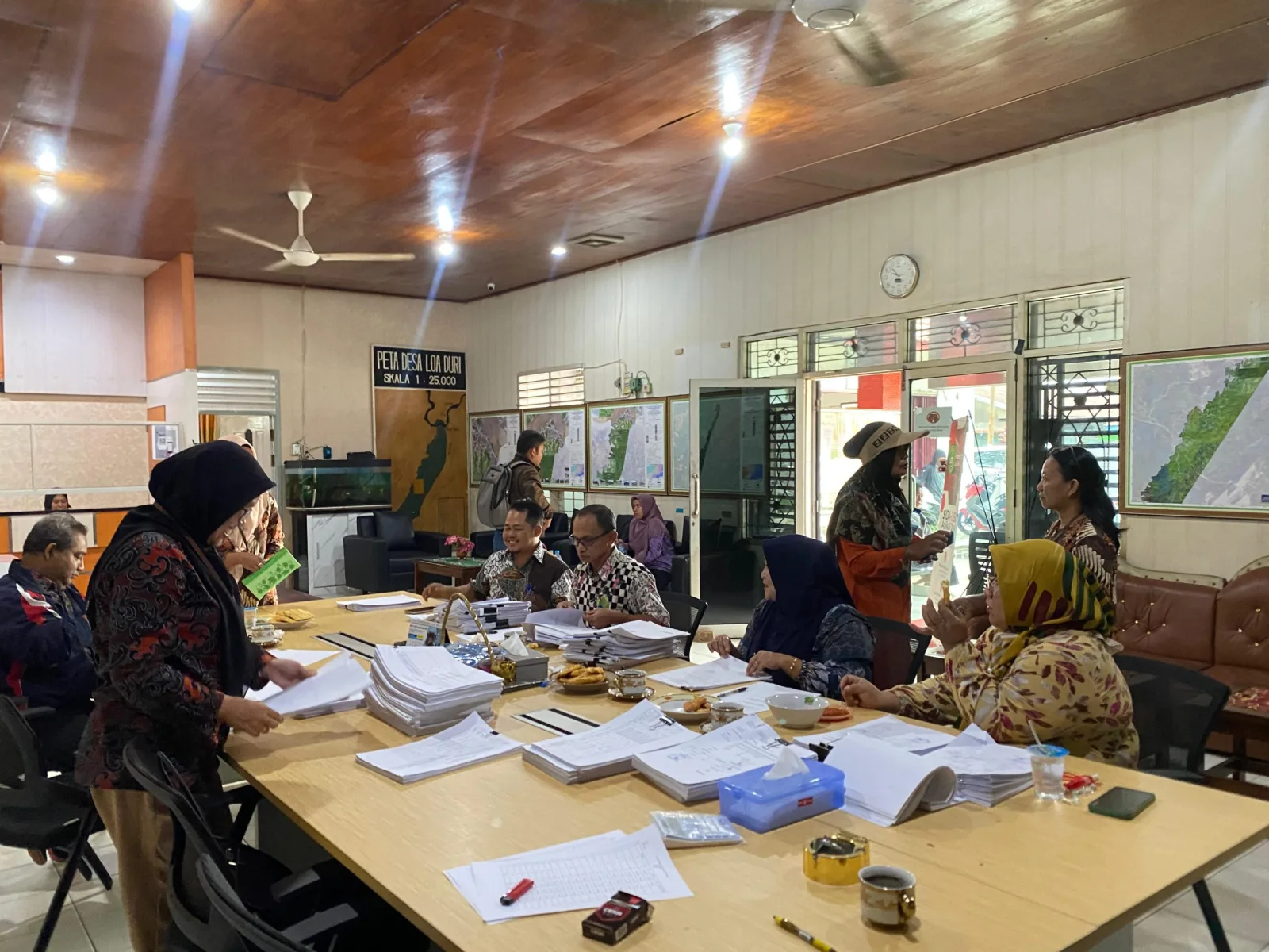 Evaluasi SPJ APBDes oleh Tim Verifikator Kecamatan Loa Janan di Kantor Desa Loa Duri Ulu