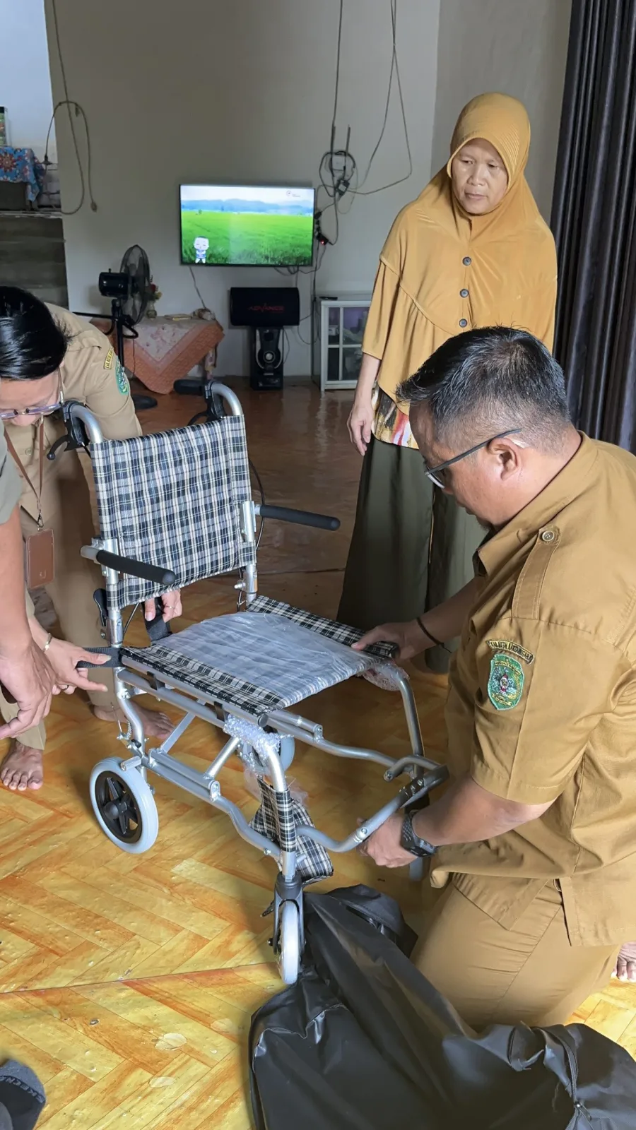 Kepala Desa Melalui Kasi Kesra Desa Loa Duri Ulu Salurkan Bantuan Kursi Roda bagi Warga Difabel
