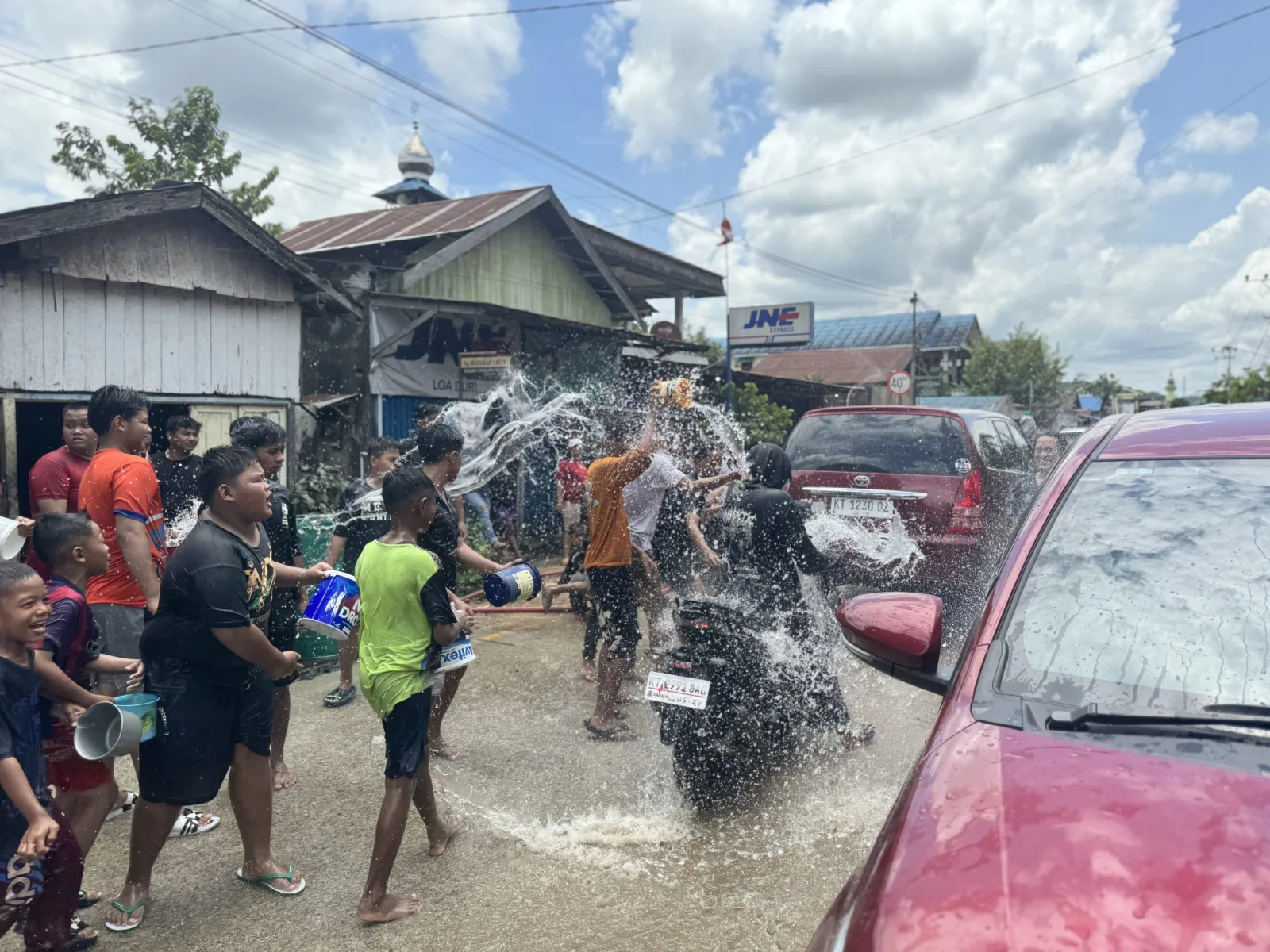 Belimbur!!Menutup Kegiatan Erau Adat Kutai di Desa Loa Duri Ulu