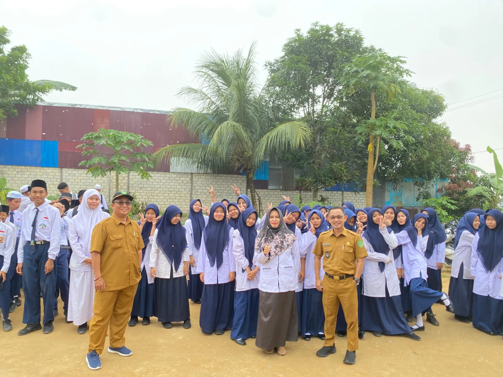 "Penghargaan dan Inspirasi: Kepala Desa Jadi Pembina Upacara di MTs Al-Istiqomah"