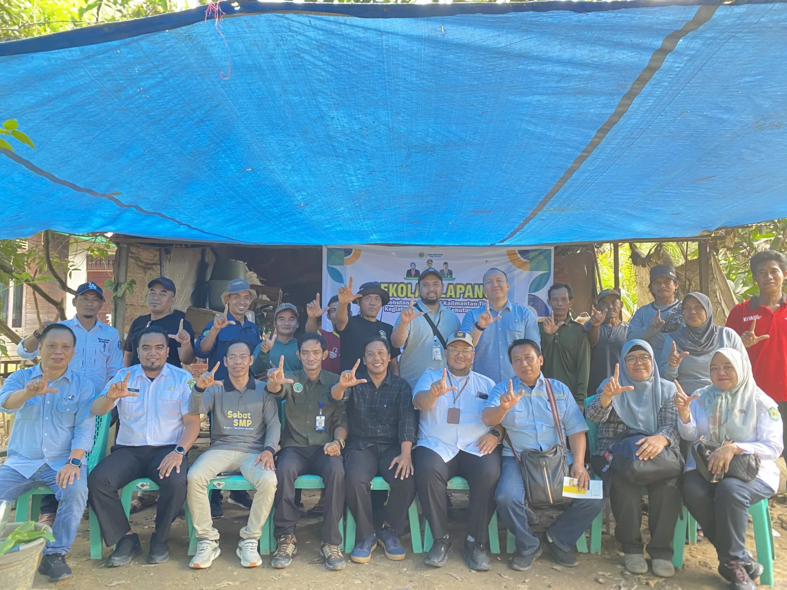 Api Kecil, Manfaat Besar: Sekolah Lapang di Gintung Latih KTH Membuat Tungku Masak Hemat Energi