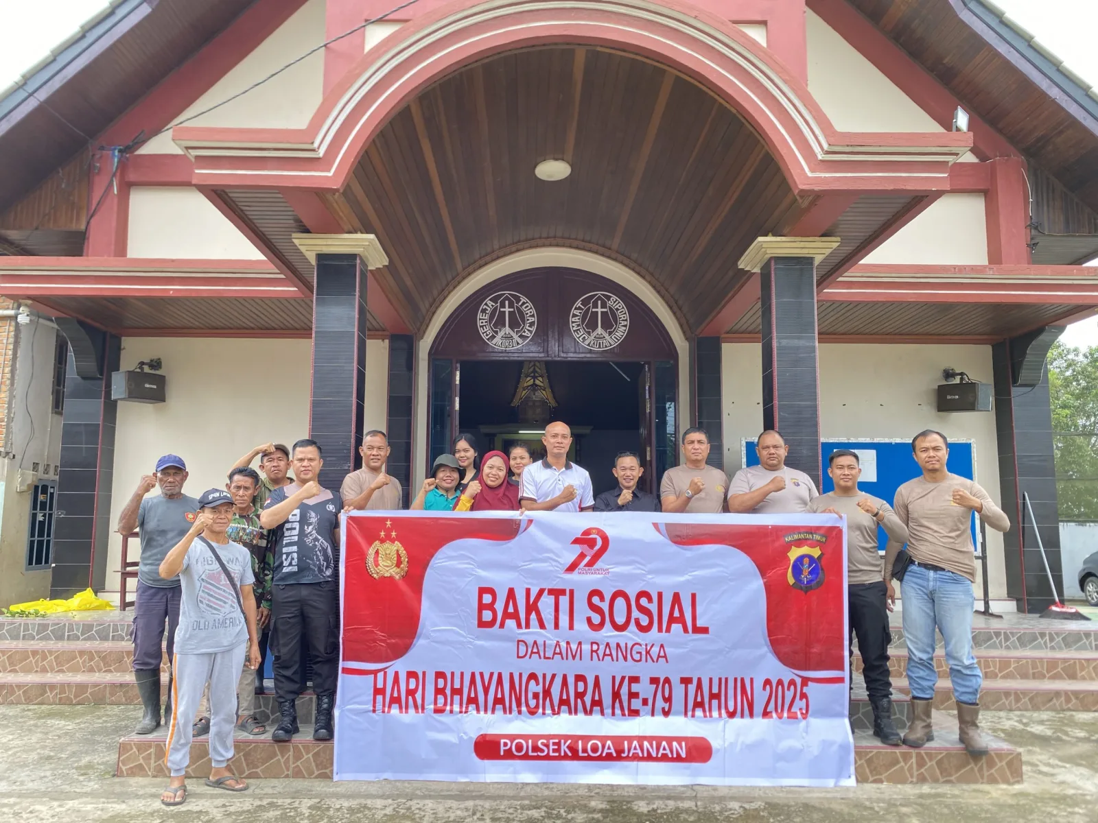 Semangat Bhayangkara, Polsek Loa Janan Gelar Gotong Royong di Gereja Toraja Siporannu Kutai – Loa Duri Ulu Jadi Tuan Rumah