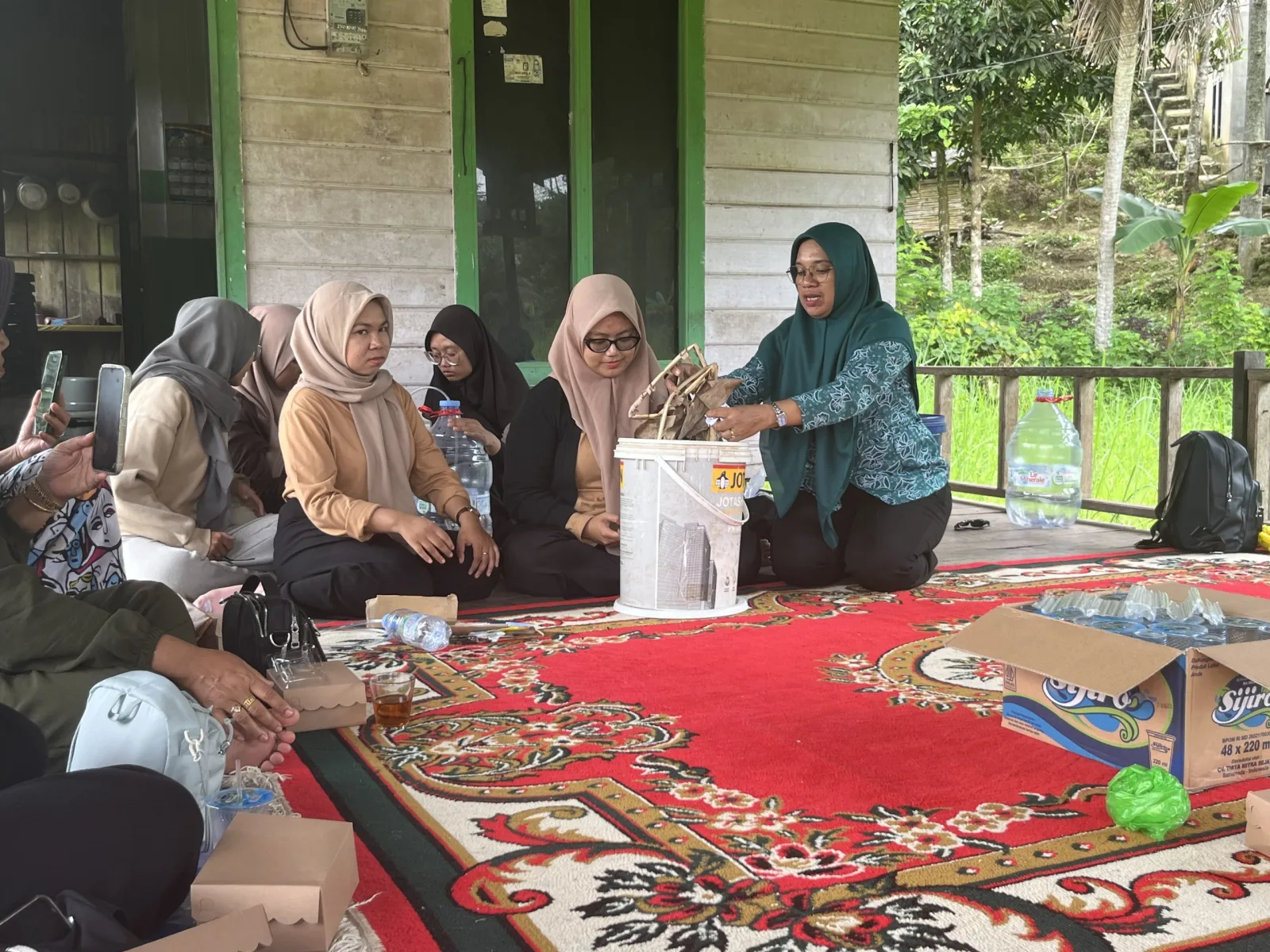 Sosialisasi Pengelolaan Sampah Dari UMKT