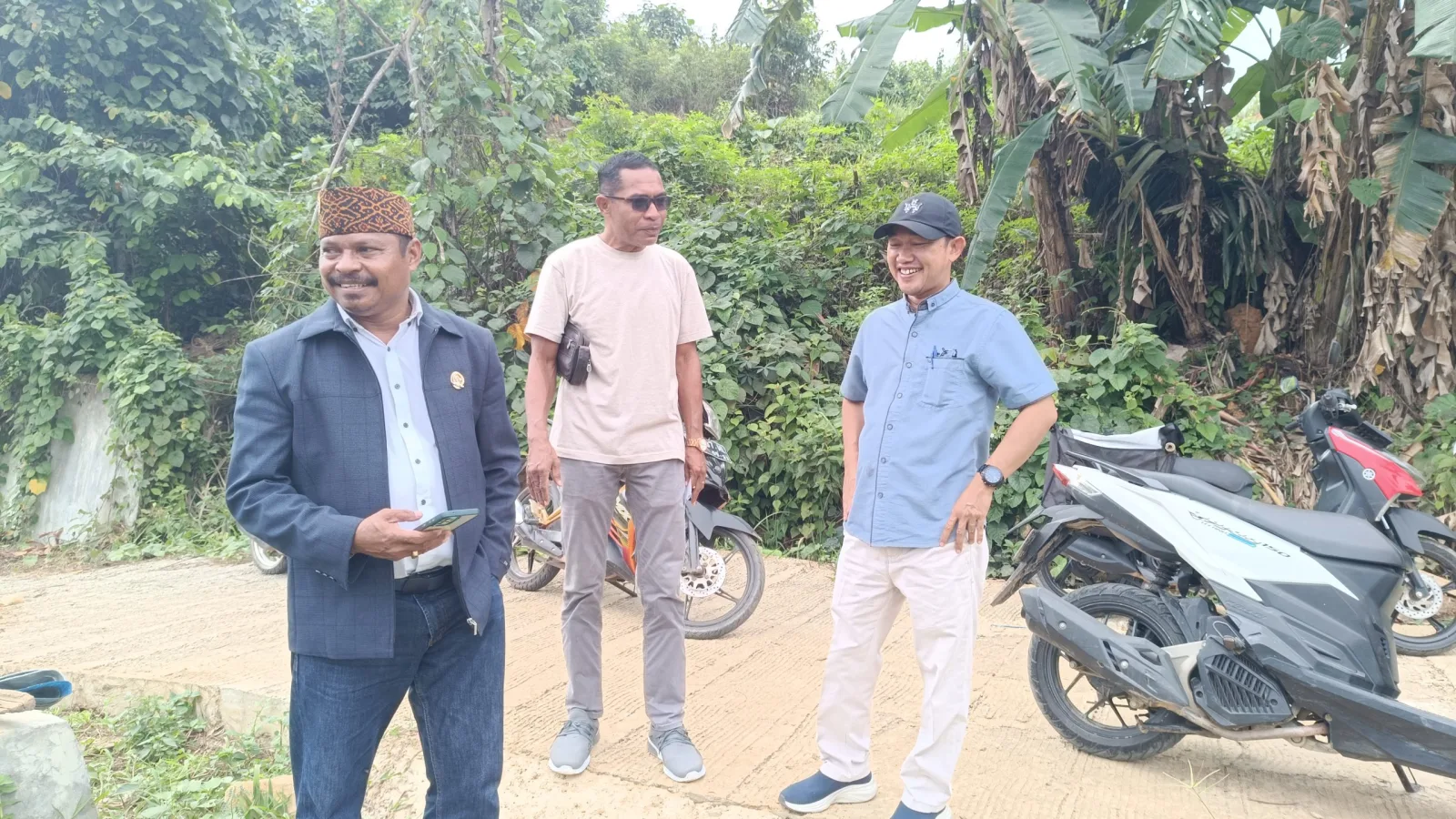 Pendampingan Anggota DPRD Kab. Kukar Yohanes bersama Kepala Desa Dalam Rangka Pengecekan Lokasi Semenisasi Jalan