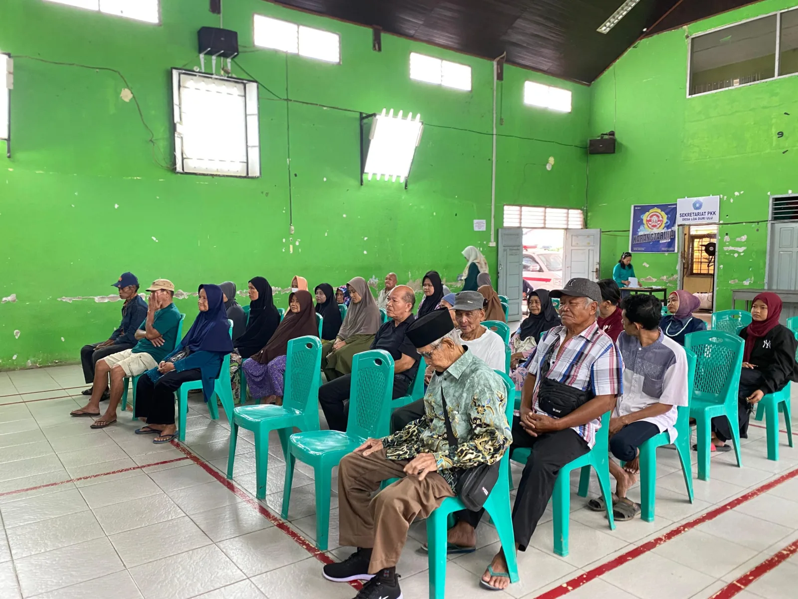 Pembagian BLT Dana Desa Bulan ke-6 di Desa Loa Duri Ulu Berjalan Lancar