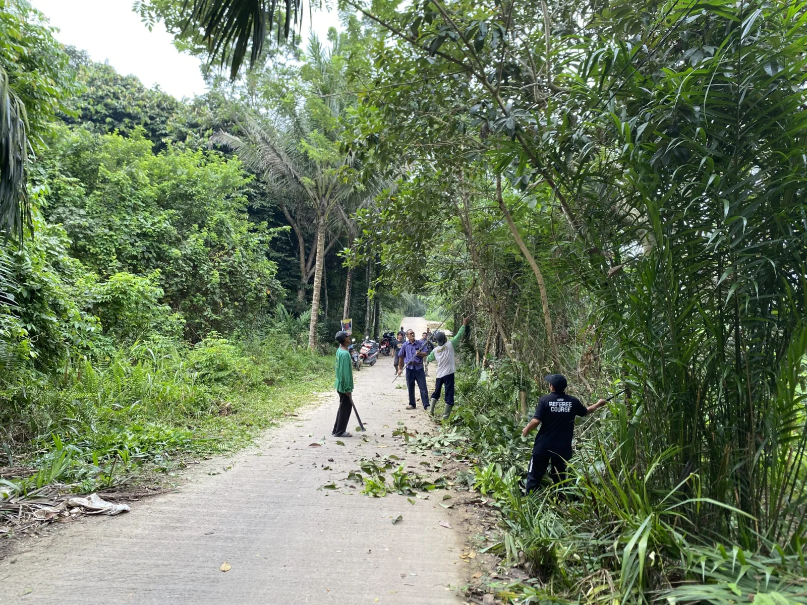 Warga RT.08 Desa Loa Duri Ulu Gotong Royong Membersihkan Lingkungan Dengan Membersihkan Parit, Rumput, dan Pohon yang Condong Ke Jalan