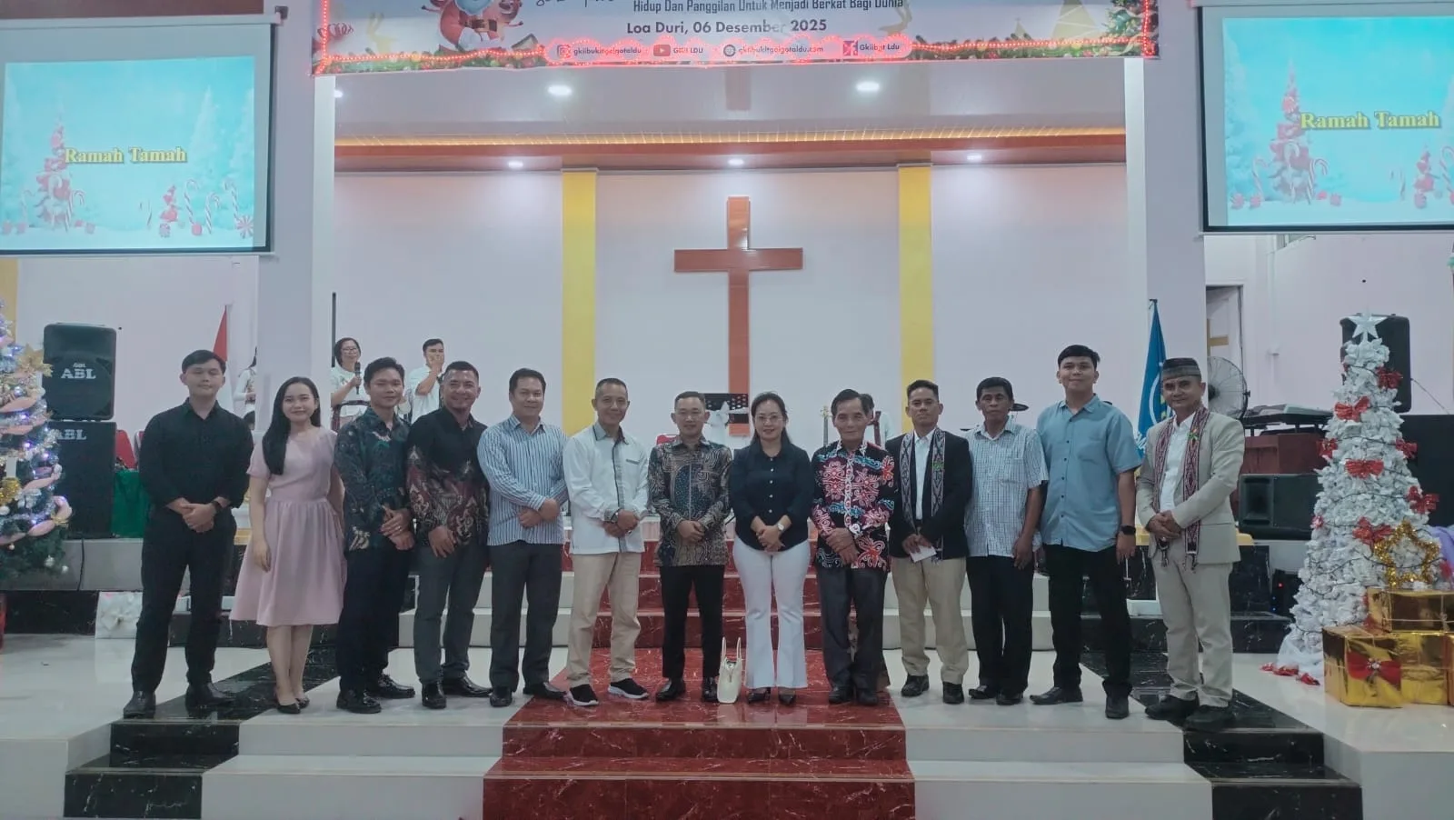 “Hangatnya Malam Natal GKII Bukit Golgota: Sukacita & Persatuan dalam Tema ‘Kristus Datang Memperbaharui Dunia’”