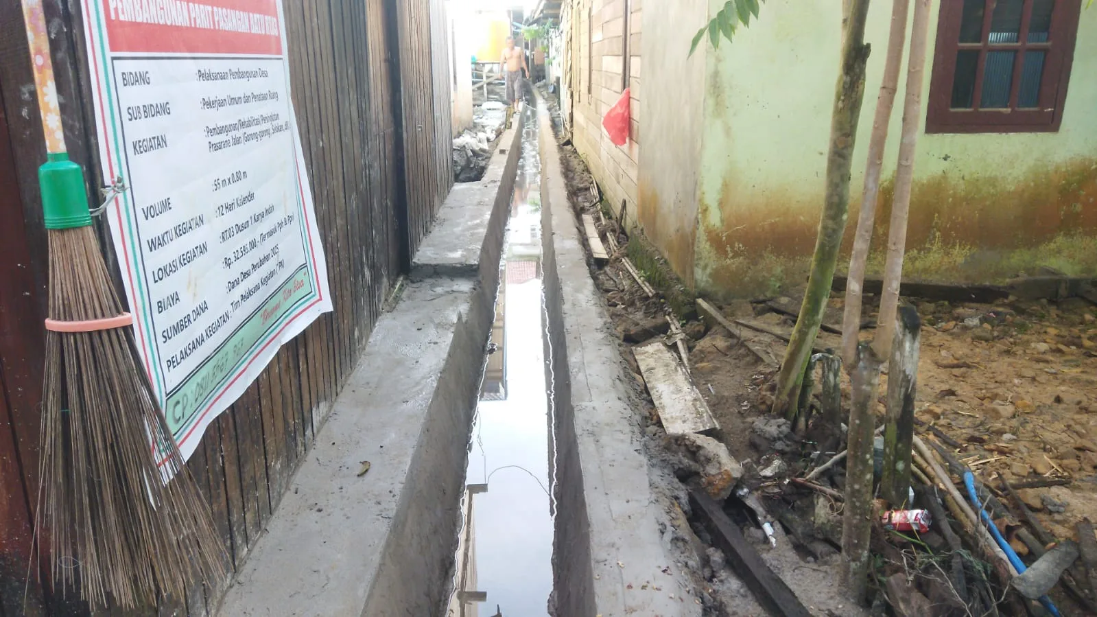 Pembangunan Parit Pasang Batu RT.03 Sumber Dana ADD Tahap 2