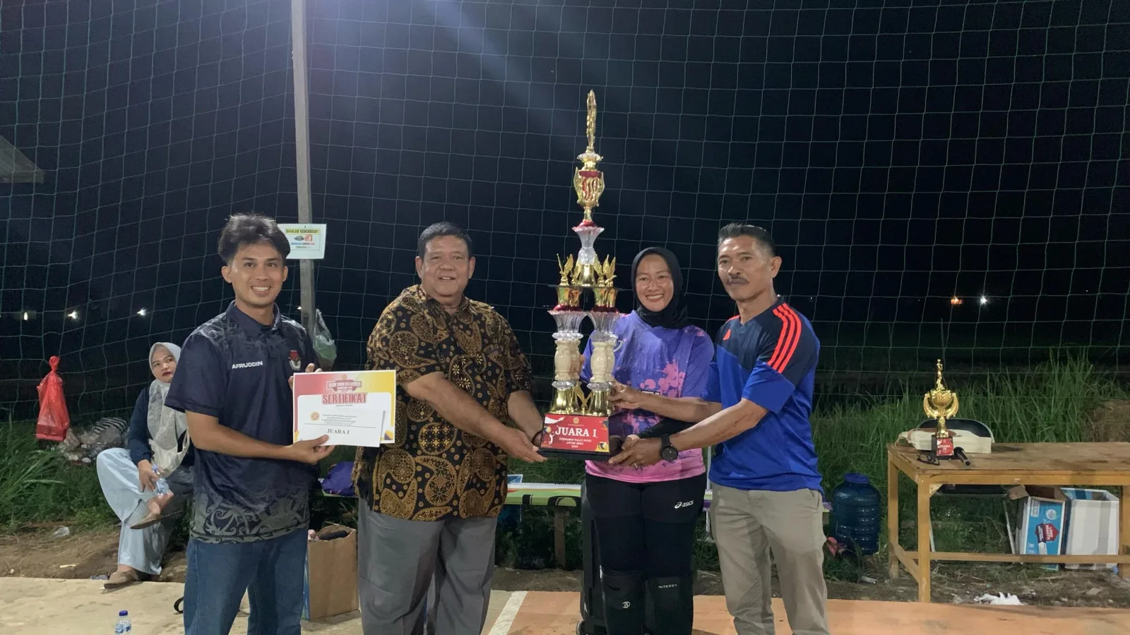 Pembagian Piala Dan Hadiah Lomba Voli Antar Grup
