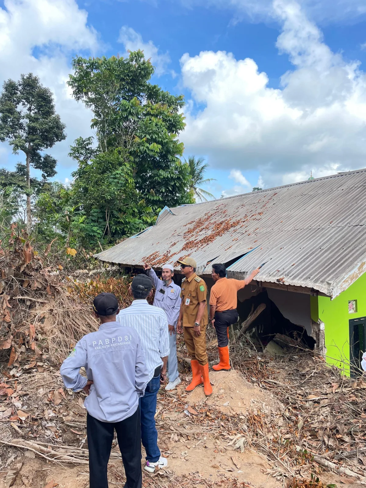 Kepala Desa Purwajaya Tinjau Lokasi Longsor di Beberapa RT, Pantau Perkembangan Penanganan Pasca Bencana dengan Bantuan Alat Berat