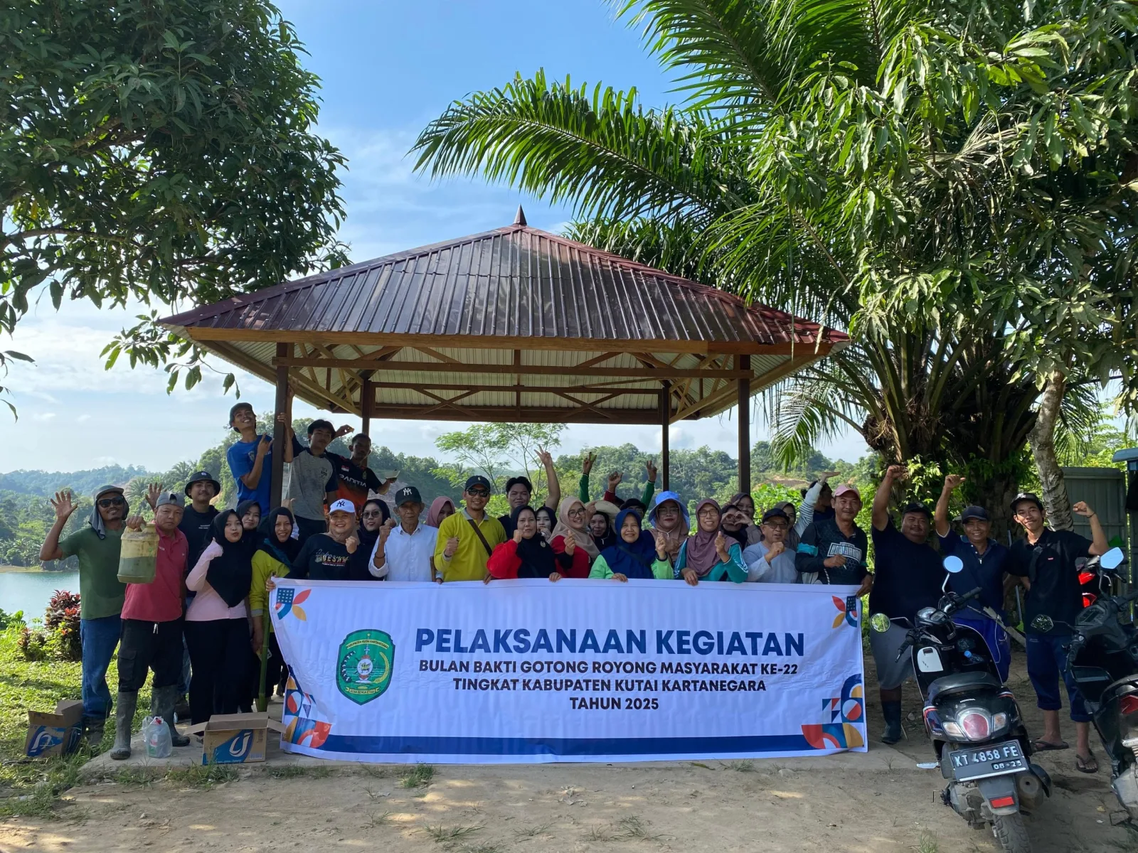 Desa Purwajaya Gelar Gotong Royong Serentak dalam Rangka BBGRM ke-22 di Danau Wisata Puncak Alam Biru