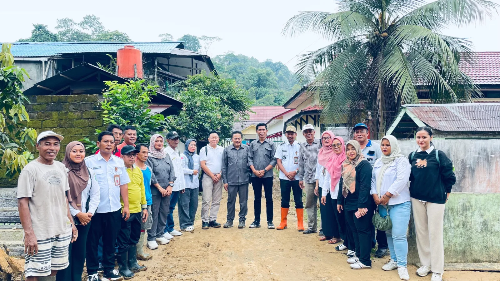 Sinergi Tangani Longsor, Anggota DPRD Kukar dan Perusahaan Terkait Tinjau Lokasi Longsor di Desa Purwajaya