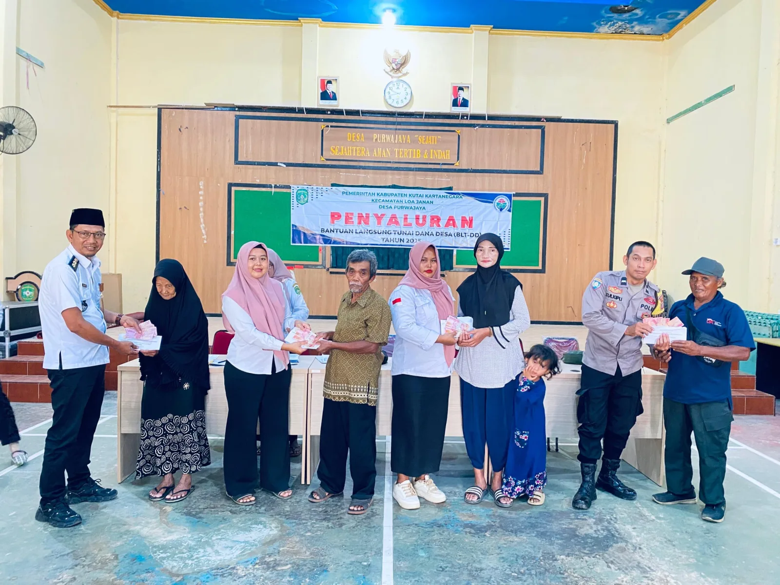 Wujudkan Kepedulian Sosial, Desa Purwajaya Salurkan Bantuan Langsung Tunai (BLT) untuk Warga Kurang Mampu