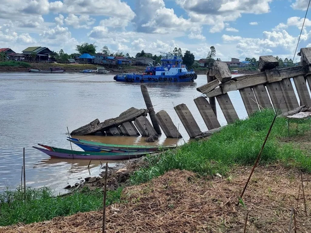 Kepala Desa Kota Bangun Ulu Lakukan Tindakan Cepat Atasi Longsor di Tepi Sungai Mahakam