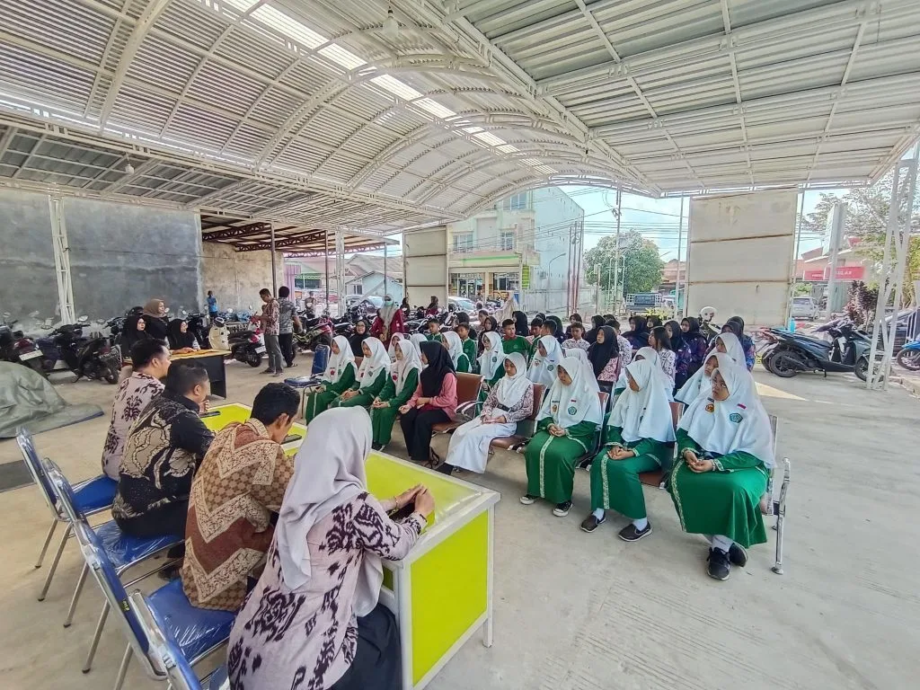 PEMBAGIAN BEASISWA BERPRESTASI KEPADA 131 SISWA DESA KOTA BANGUN ULU