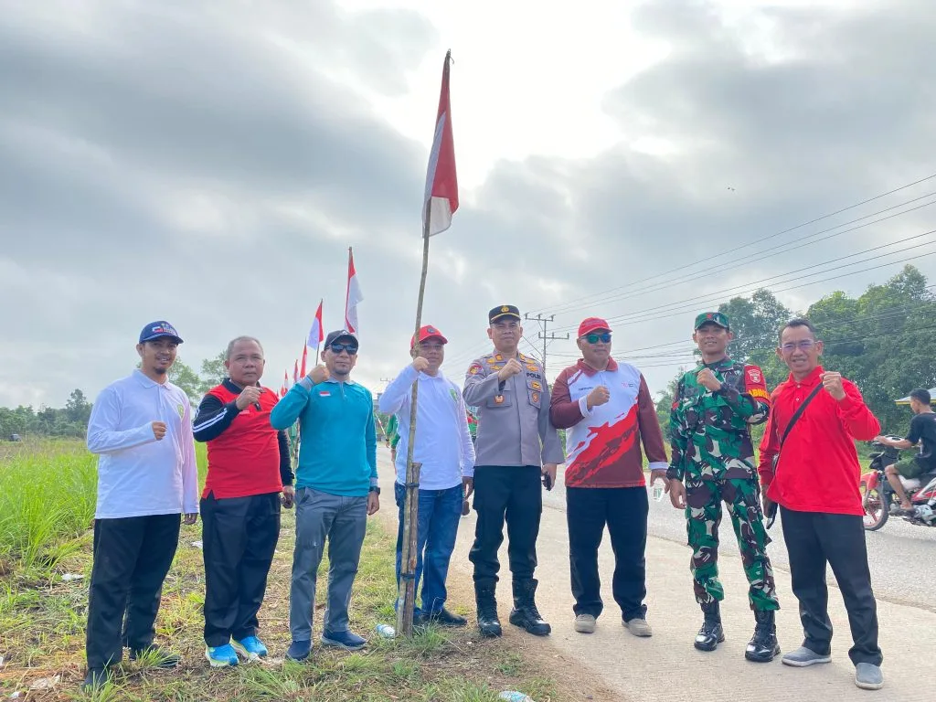 PEMERINTAH DESA KOTA BANGUN ULU TURUT SUKSESKAN PEMASANGAN 500 BENDERA MERAH PUTIH