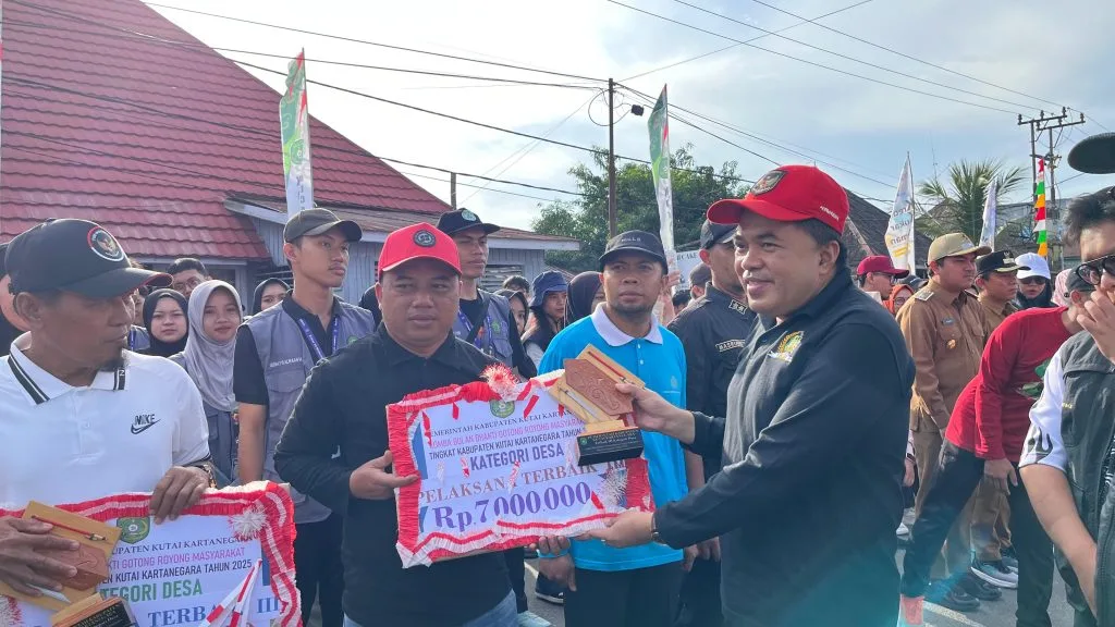 SEMANGAT KEBERSAMAAN, KEPALA DESA KOTA BANGUN ULU TERIMA PENGHARGAAN DARI BUPATI KUKAR