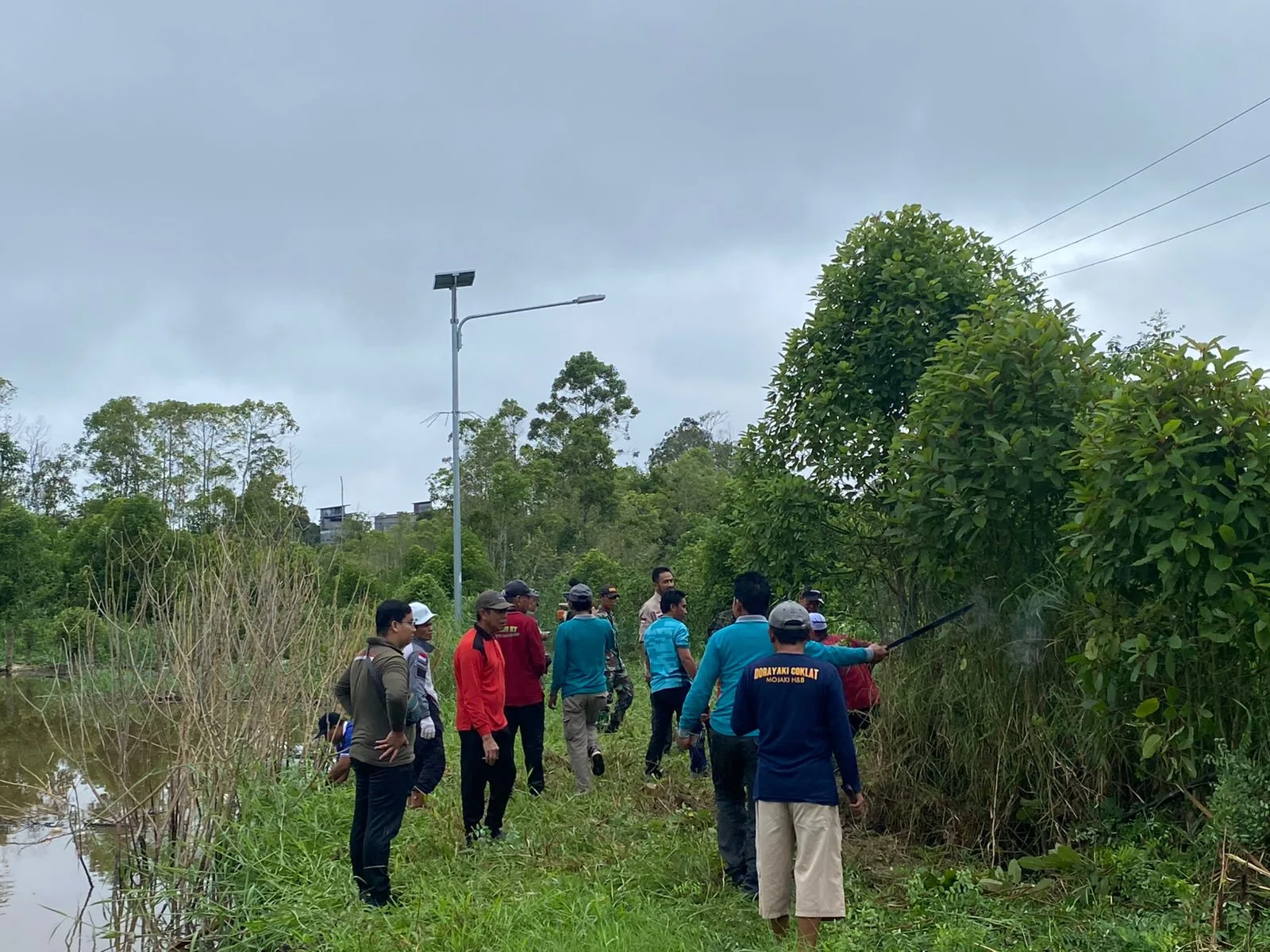 GOTONG ROYONG PEMBERSIHAN DAN PEMBANGUNAN DESA KOTA BANGUN ILIR