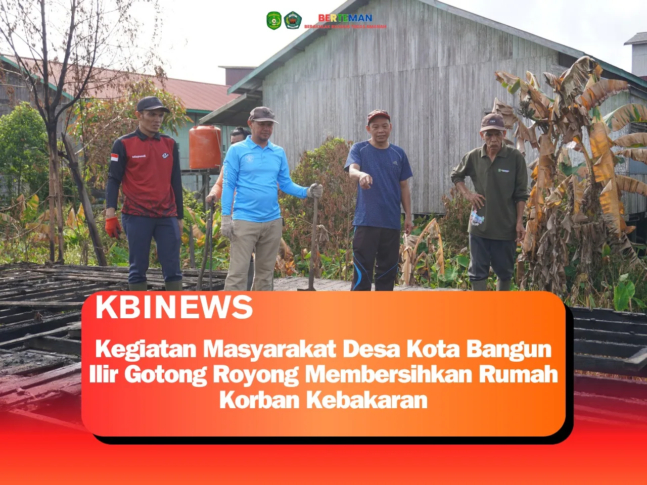 Warga Desa Kota Bangun Ilir Gotong Royong Membersihkan Rumah Korban Kebakaran